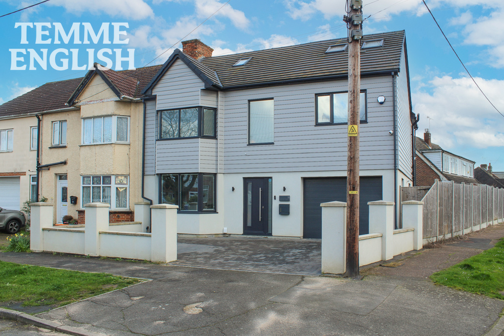 Bruce Grove, Wickford, SS11