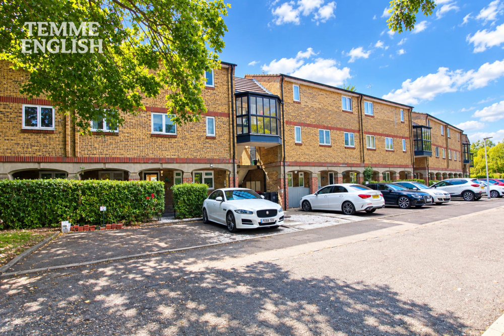 Woodstock Crescent, Laindon West, SS15 – Luxury Home With Extended Lease & No Chain!